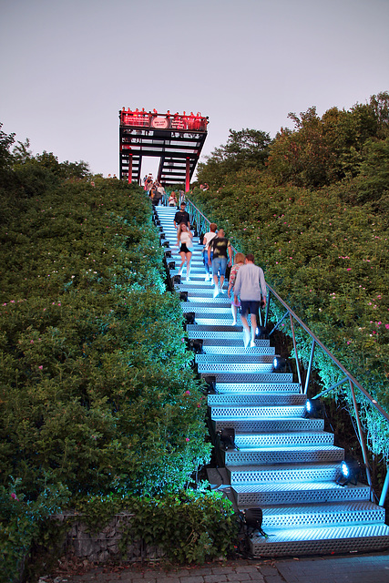 Illuminierte Treppe zur Halde Hoheward (Herten) / 24.06.2023