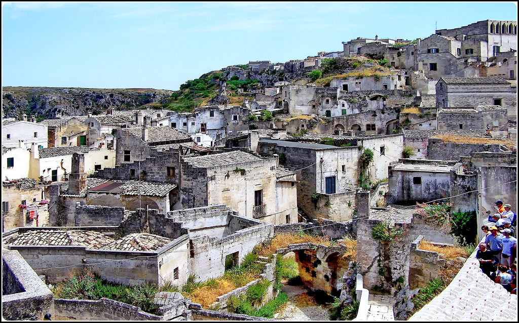 Matera : una bella visione di questa  parte della città costruita sul tufo ormai  disabitata e patrimonio dell'umanità UNESCO