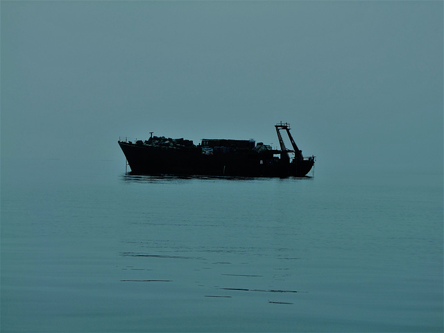 Das dunkle Schiff von Walvis Bay