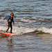 Niño sobre una tabla de surf