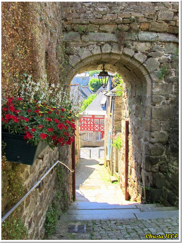 The Saint Jean postern-gate. HBM