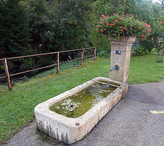 Brunnen am Dorfeingang in Buttes