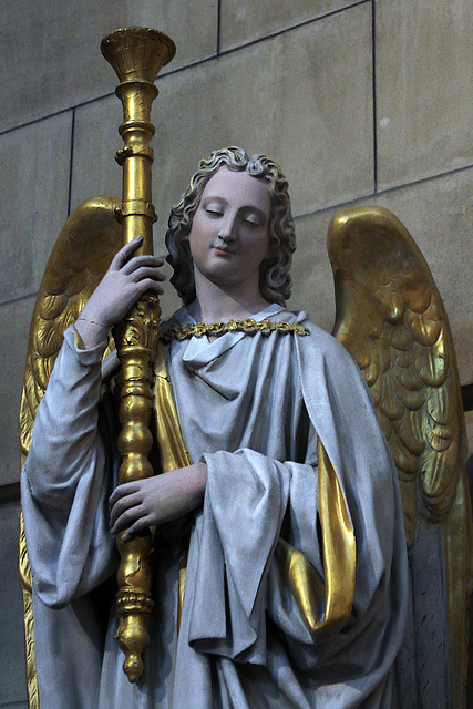 Statue d'ange , cathédrale de Marseille .