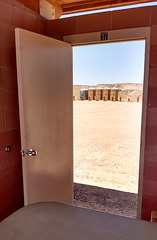Porte no-37 avec vue sur toilettes sèches