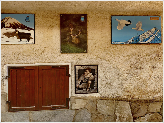 Oggetti appesi : Vecchi quadri decorano l'esterno di una casetta di montagna