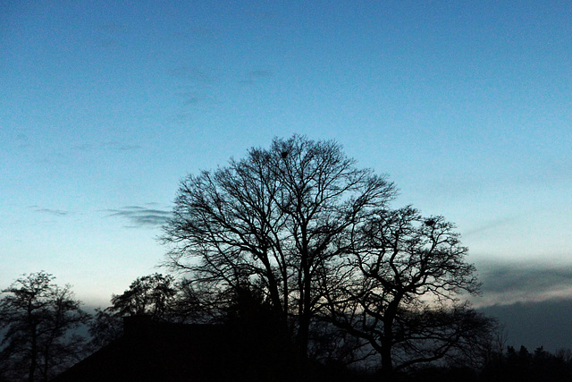 Ein Tag mit blauer Himmel geht zu ende