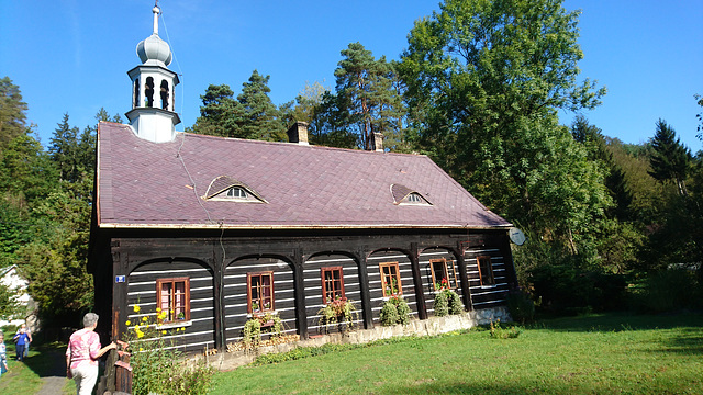 Schule neben der Felsenkapelle in Všemily Schule neben der Felsenkapelle in Všemily