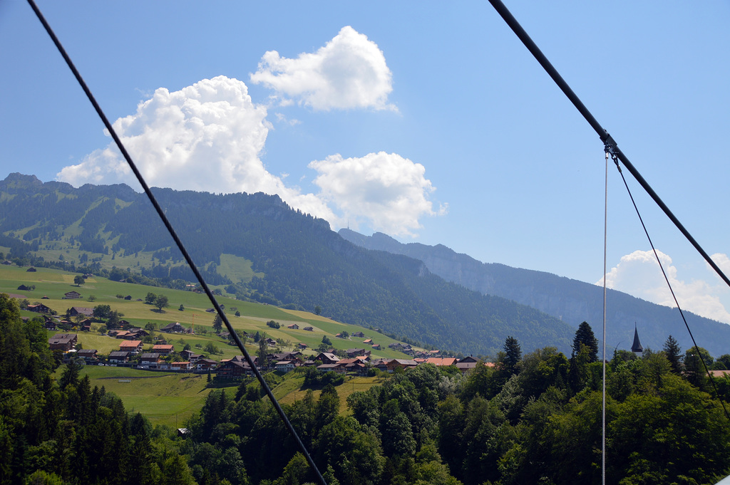 Blick nach Sigriswi ( 810 m.ü.M. ), mit dem Sigriswilergrat links, und dahinter mit dem Sendeturm das Niederhorn ( 1950 m.ü.M. )