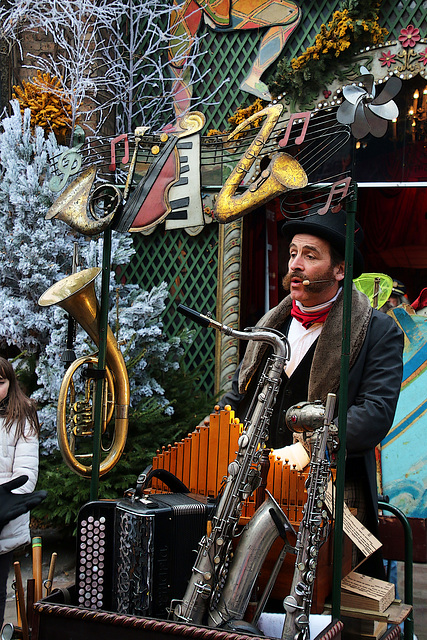 L'homme-orchestre et chanteur .