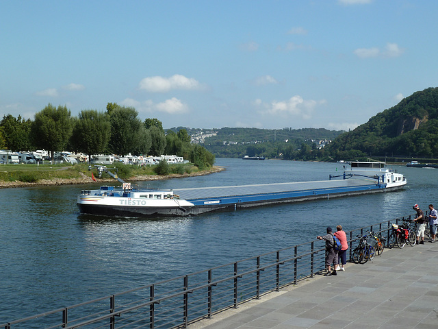 Schiffverkehr am Deutschen Eck. MS TIESTO biegt in die Mosel ein