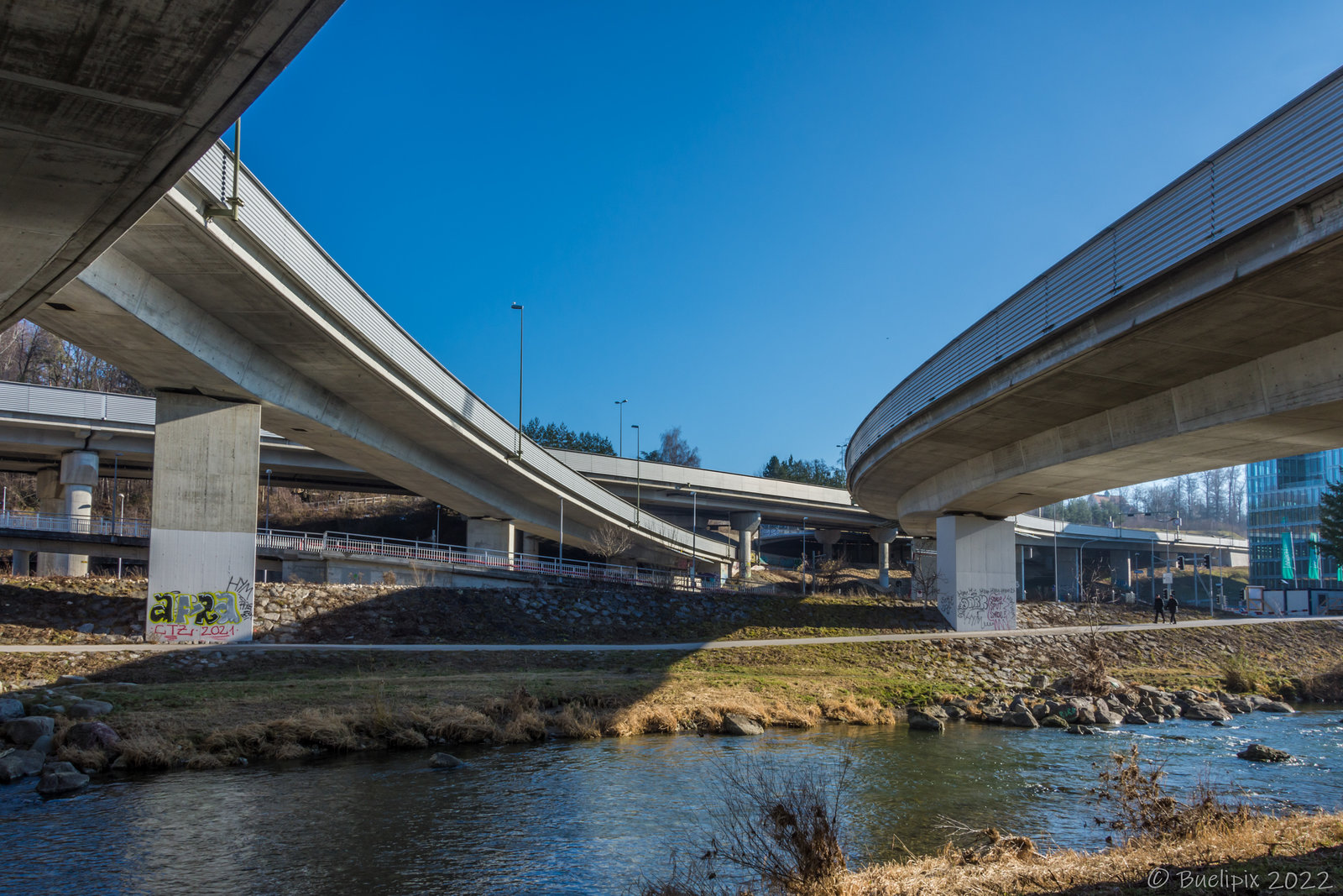 an der Sihl unter dem Autobahnkreuz Zürich-Süd (© Buelipix)