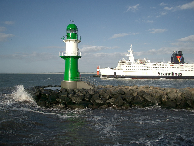 Hafenausfahrt Warnemünde