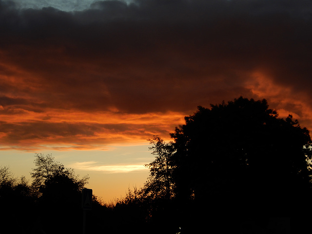 le reflet du monde actuel rouge sang dans le ciel