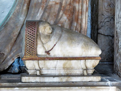breedon on the hill church, leicestershire (46)baby in cradle on tomb of george shirley +1588, made by the roileys of burton on trent