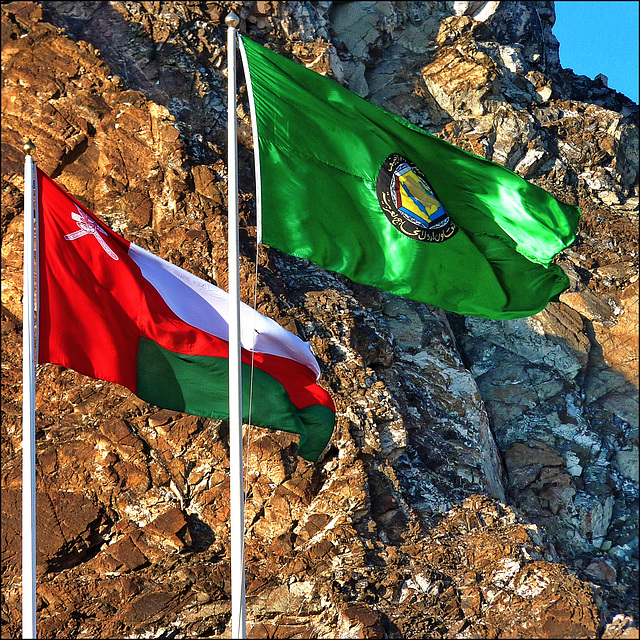 La bandiera dell'Oman e quella  degli Stati arabi uniti