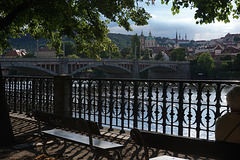 Blick vom rechten Moldauufer ...