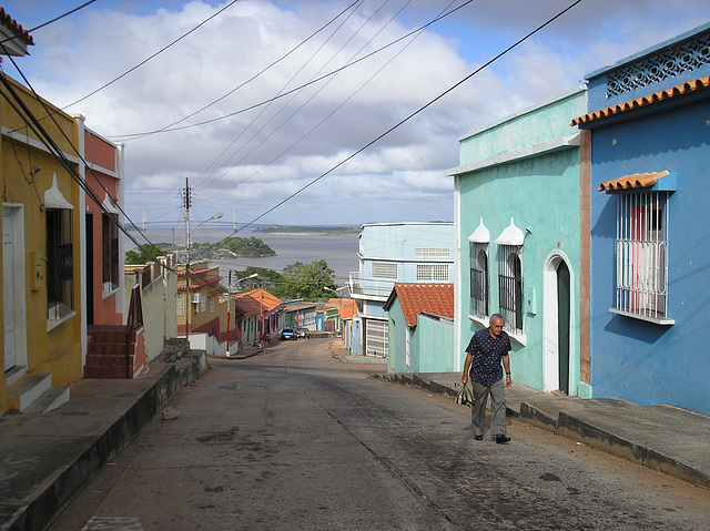 Carrer de Ciudad Bolívar amb el riu Orinoco al fons-Venezuela