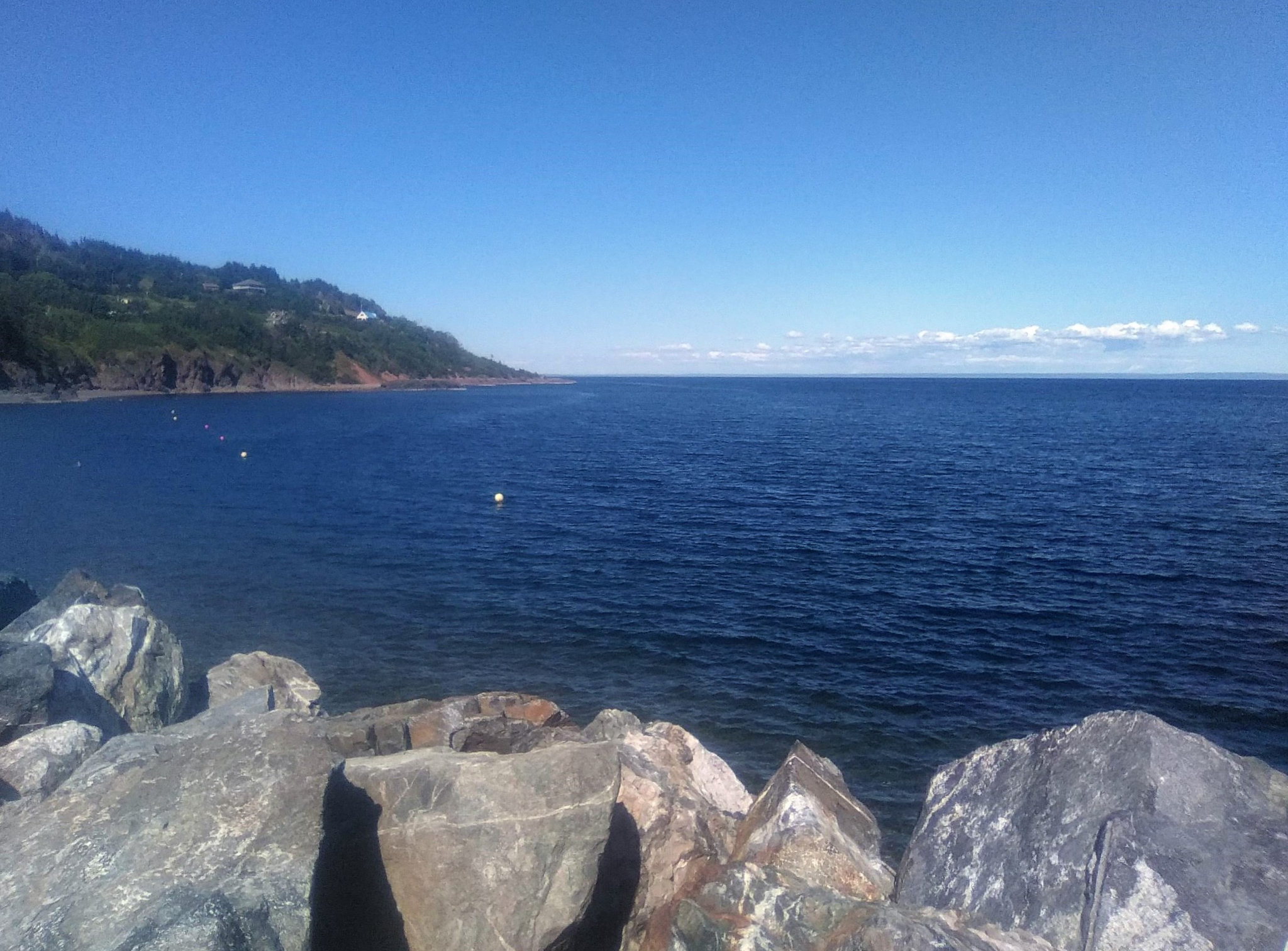 Roches, plage et ciel bleu