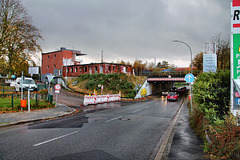 Auf dem Dahlacker, Eisenbahnbrücke der Glückauf-Bahn mit Stellwerk (Bochum-Riemke) / 11.11.2023