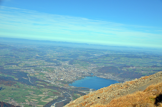 Weitsicht vom Gipfel des Niesen. Unter uns das Tor zum Berner Oberland, die Stadt Thun. Dahinter das Mittelland, und ganz hinten die Schweizer Jurakette