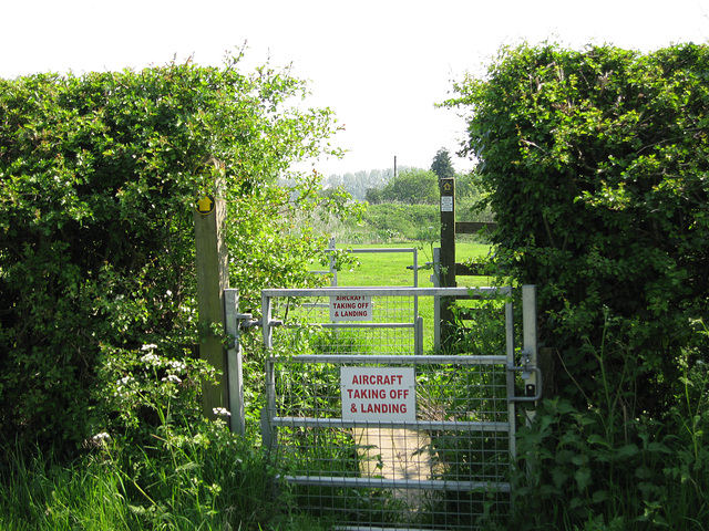 Footpath from Roger's Coppice, beware of the planes!