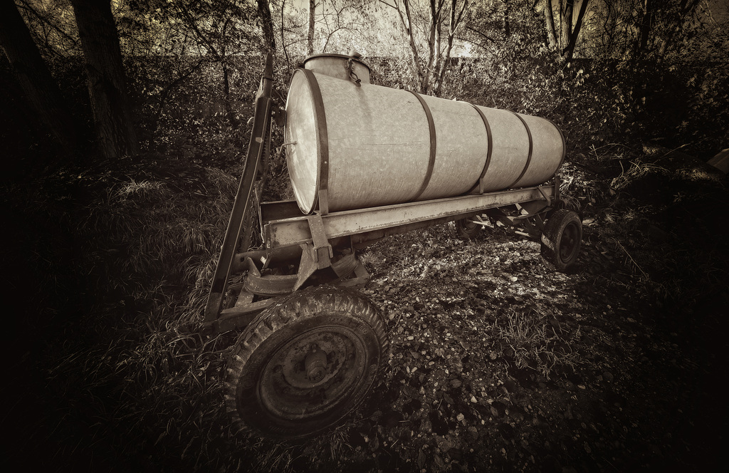 Das alte Fuhrwerk am Strassenrand :))  The old wagon on the side of the road :))  Le vieux wagon au bord de la route :))