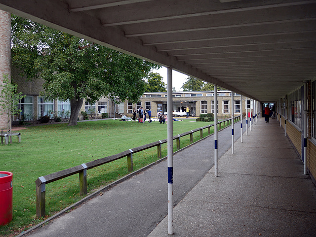 Impington Village College - Looking N from the classroom wing covered way 2014-09-13