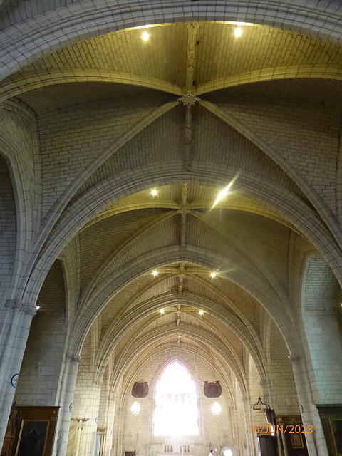 Eglise SAINT-MEDARD à THOUARS Deux-Sèvres 1/3