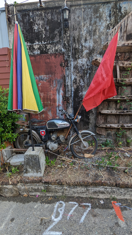 Moto ancienne discrètement stationnée