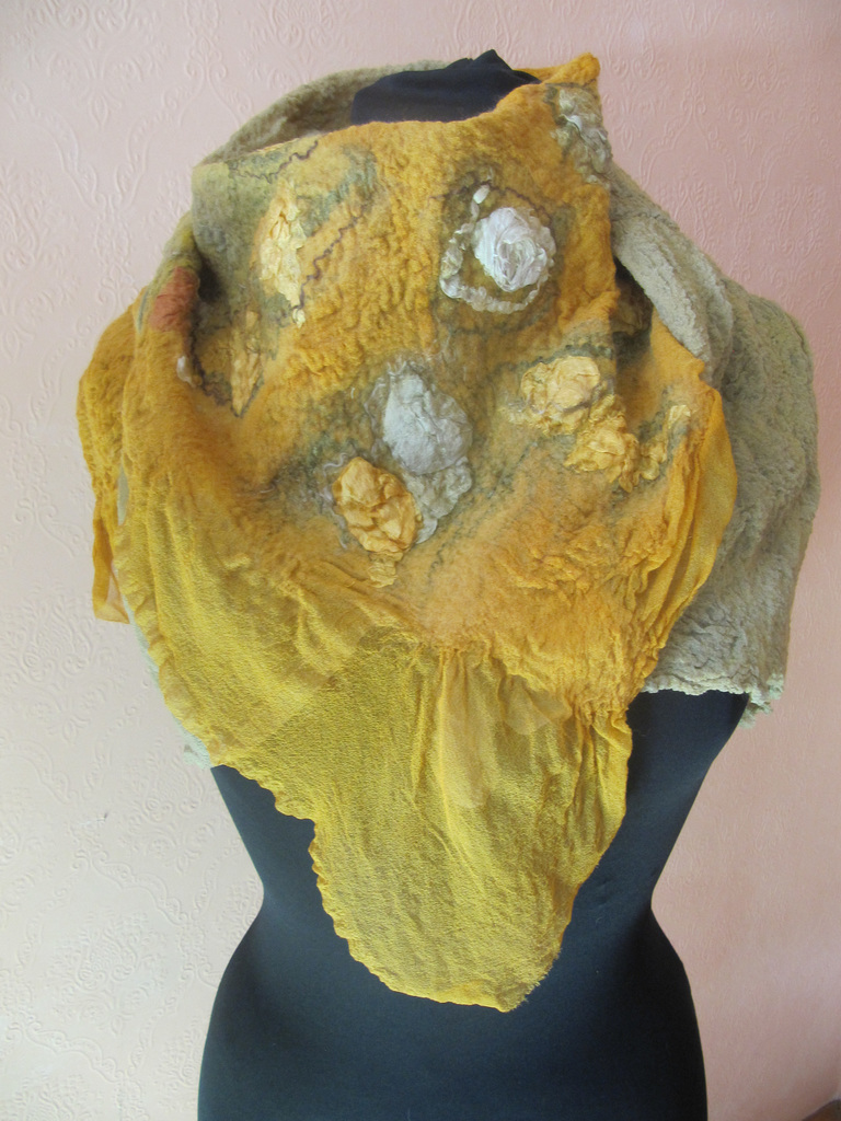 nuno-felted scarf (silk chifon,dyed with natural colours))