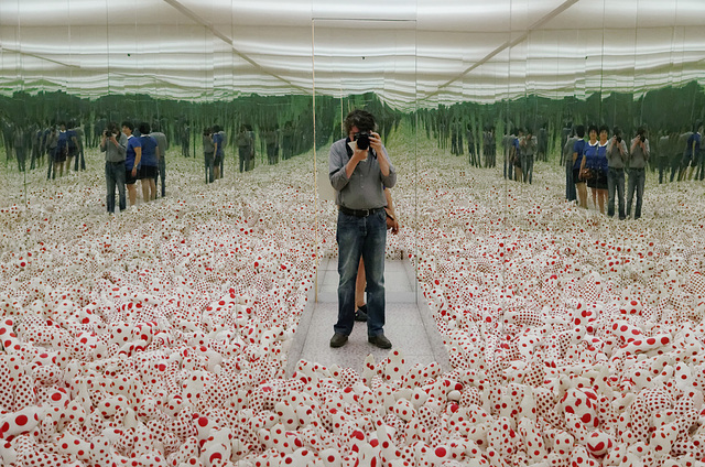 Dans une installation de Yayoi Kusama