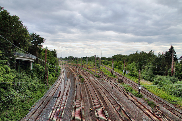 Blick auf die Bergisch-Märkische Bahnstrecke (Essen-Huttrop) / 15.06.2024