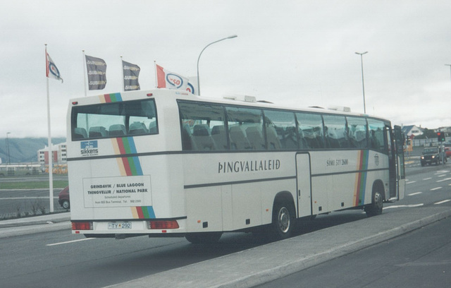 Ϸingvallaleið TY 292 on hotel pick-ups in Reykjavík - 28 July 2002 (496-35A)