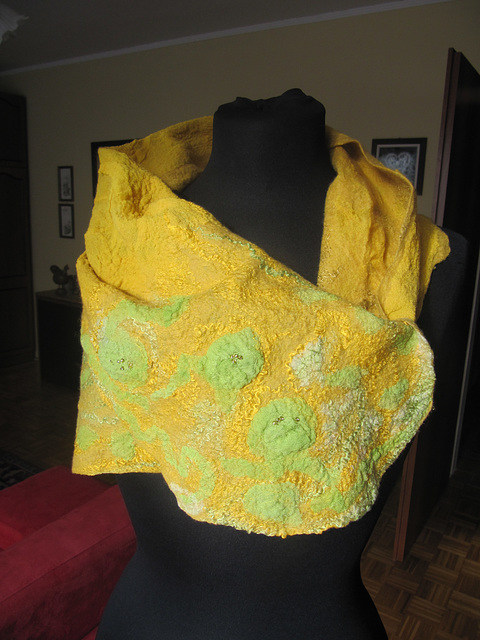 nuno-felted scarf (silk chifon, dyed with natural colours)