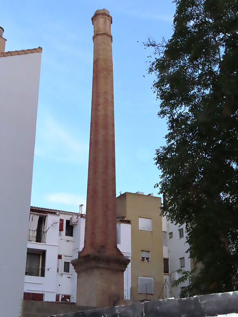 Valencia: vieja chimenea.