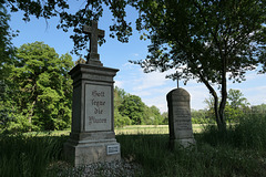 Flurkreuz und Gedenkstein