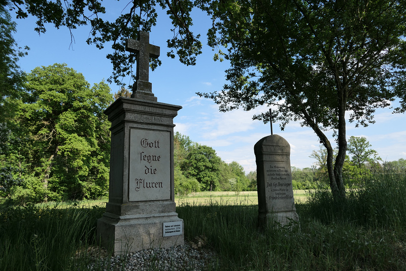 Flurkreuz und Gedenkstein