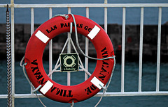 Bouée de sauvetage sur le pont du ferry Armas  Almeria.