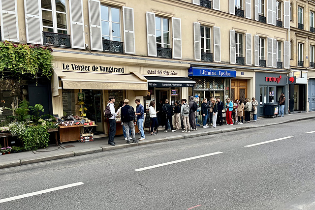 Paris 2024 – Queueing for lunch