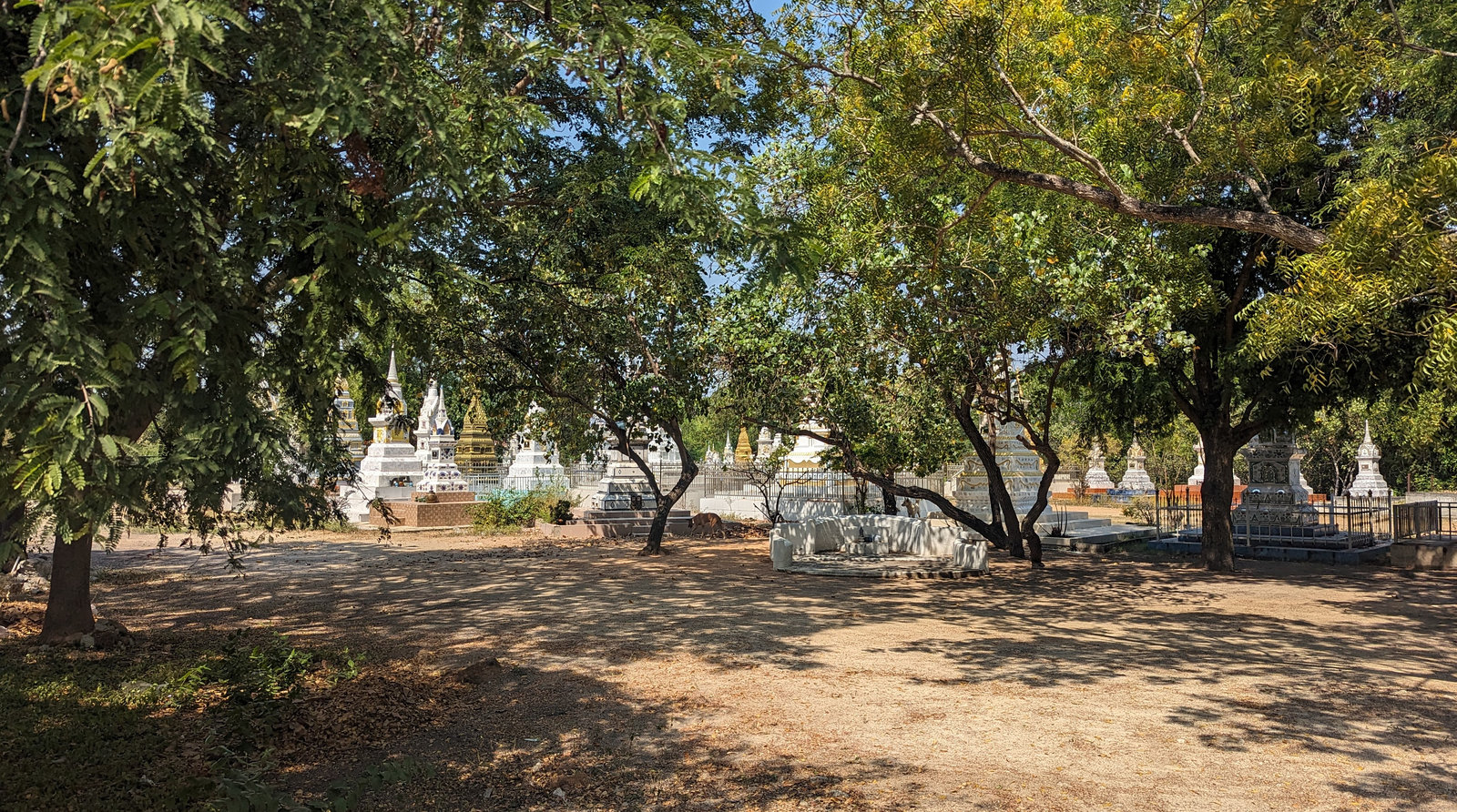 Cimetière de moines bouddhistes / Buddhist monks' graveyard