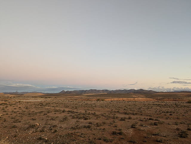 Paysage de soir sur une route désertique.