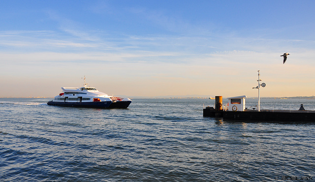 am Tejo bei Cais do Sodré - Lissabon (© Buelipix)