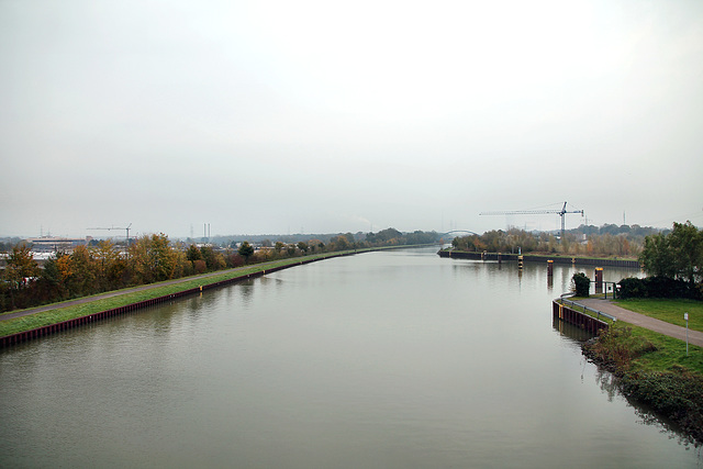 Der Datteln-Hamm-Kanal mit Hafenanlage von der Brücke Borker Straße aus (Waltrop) / 2.11.2017