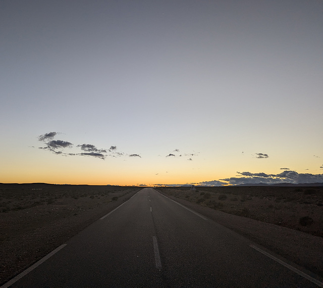 Perspective somnolente d'une route marocaine.