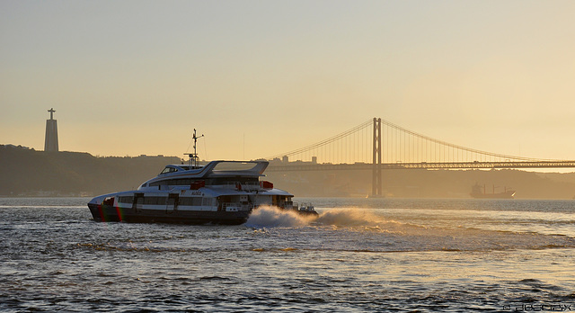 am Tejo bei Cais do Sodré - Lissabon (© Buelipix)