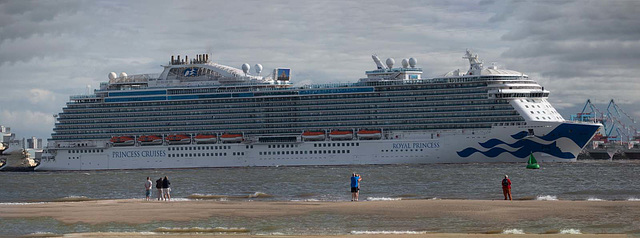 New Brighton beach with the cruise ship Royal Princess