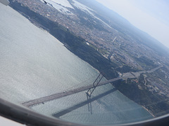 Volant amb la TAP sobre el Ponte 25 d'Abril-Lisboa