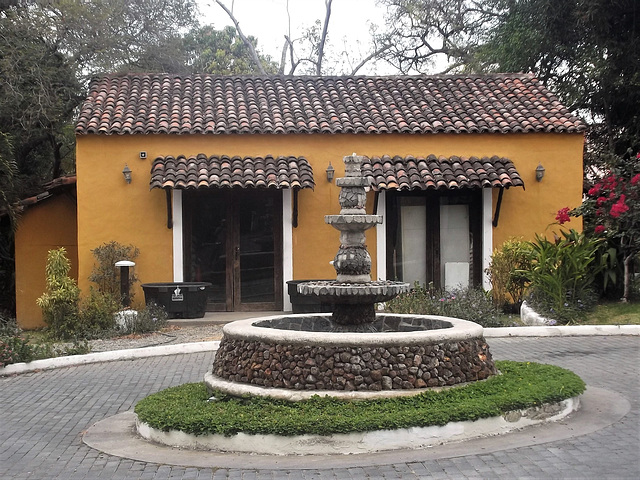 Portes et fontaine / Doors and fountain