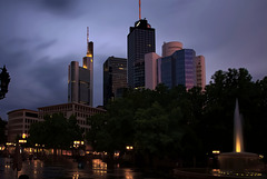 Opernplatz nach heftigem Regen im Sonnenuntergang