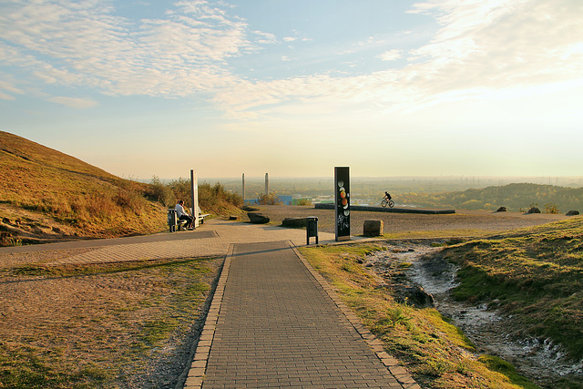 Aussichtspunkt zwischen den Haldengipfeln (Halde Hoheward, Herten) / 15.10.2018